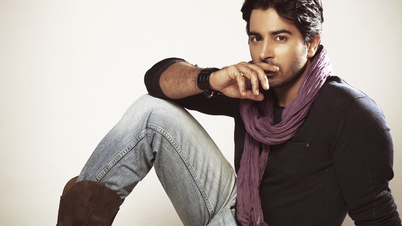 How To Attract Beautiful Girls Without Being Rich Or Handsome